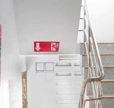 O que é um sistema de pressurização de escadas de emergência?