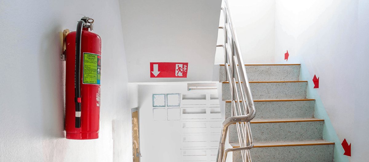 O que é um sistema de pressurização de escadas de emergência? 